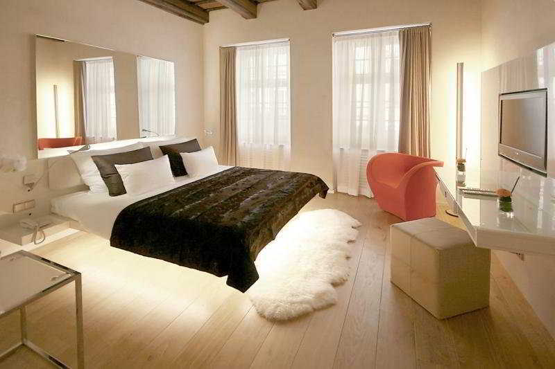 Three Storks Hotel Prague Exterior photo A room at the Hotel Mandarin Oriental Munich